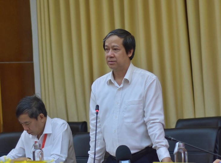 Bộ trưởng Bộ GD&ĐT: Triển khai chương trình năm học mới cần khẩn trương, không chủ quan với dịch - Ảnh 1.