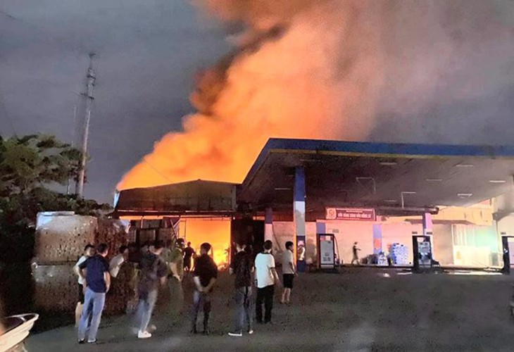 Hà Nội: Cháy lớn trong đêm tại một nhà xưởng gần cây xăng - Ảnh 1. Hà Nội: Cháy lớn trong đêm tại một nhà xưởng gần cây xăng - Ảnh 1.