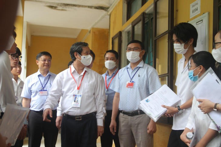 Bộ trưởng Bộ GD&ĐT: Triển khai chương trình năm học mới cần khẩn trương, không chủ quan với dịch - Ảnh 3.