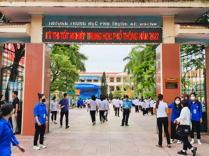 Kỳ thi tốt nghiệp THPT 2022: Hàng vạn sĩ tử gặp khó vì nhiều tuyến đường ngập lụt - Ảnh 4.