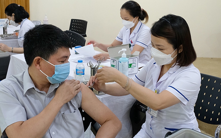 Sáng 7/7: Biến thể BA.4, BA.5 đã xâm nhập nhưng hàng chục tỉnh vẫn tiêm vaccine COVID-19 mũi 3 và 4 chậm