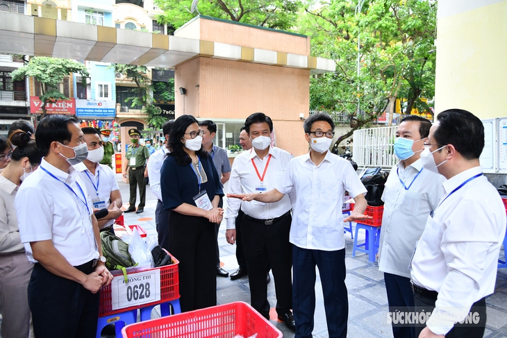 Phó Thủ tướng Vũ Đức Đam tặng hoa, động viên thí sinh thi tốt nghiệp THPT - Ảnh 2.