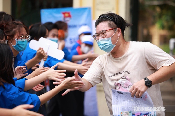 Những khoảnh khắc trong ngày đầu tiên của kỳ thi THPT Quốc gia 2022 - Ảnh 1.
