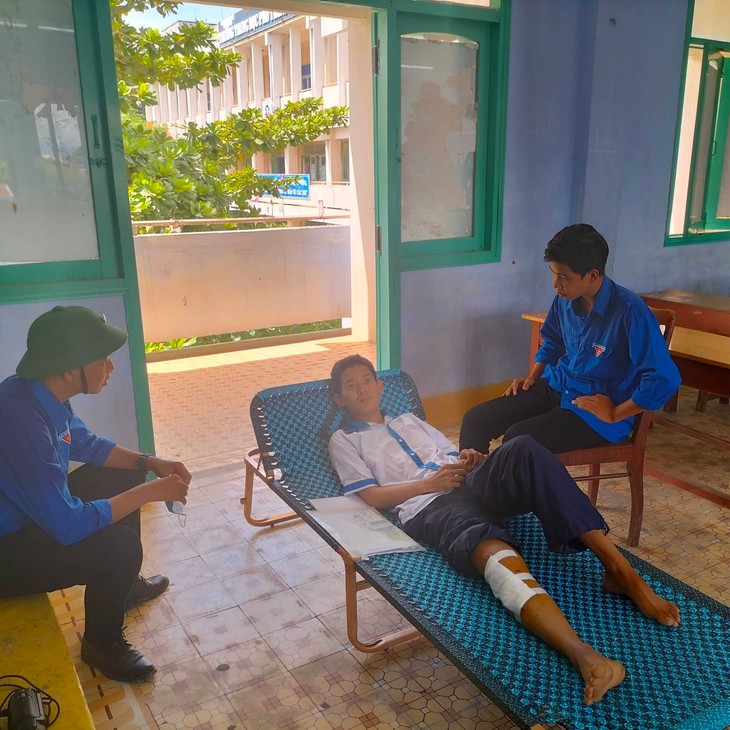Thí sinh bị tai nạn quyết tâm nằm giường xếp để…đến điểm thi - Ảnh 2.