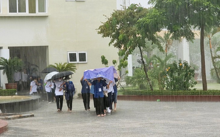 Kỳ thi tốt nghiệp THPT 2022: Hàng vạn sĩ tử Hải Phòng gặp khó vì nhiều tuyến đường ngập lụt