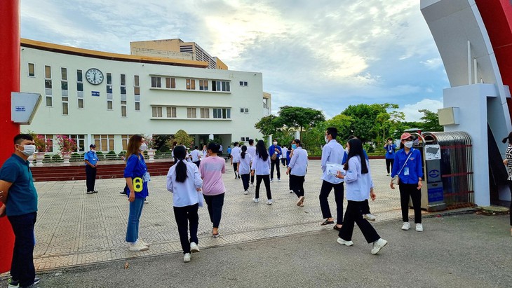 Kỳ thi tốt nghiệp THPT 2022: Hàng vạn sĩ tử gặp khó vì nhiều tuyến đường ngập lụt - Ảnh 5.