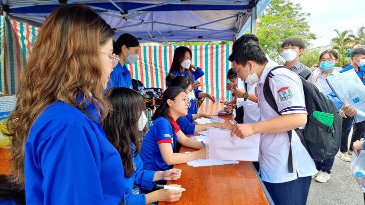 Kỳ thi tốt nghiệp THPT 2022: Hàng vạn sĩ tử gặp khó vì nhiều tuyến đường ngập lụt - Ảnh 6.