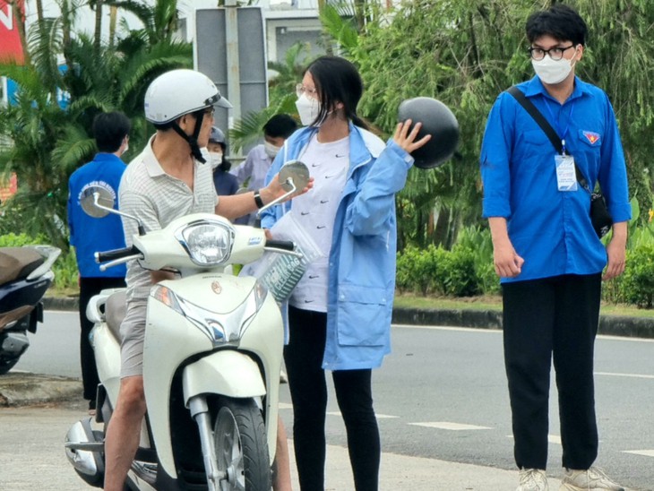 Kỳ thi tốt nghiệp THPT 2022: Hàng vạn sĩ tử gặp khó vì nhiều tuyến đường ngập lụt - Ảnh 7.