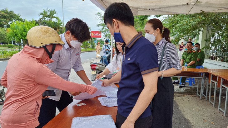 Kỳ thi tốt nghiệp THPT 2022: Hàng vạn sĩ tử gặp khó vì nhiều tuyến đường ngập lụt - Ảnh 8.