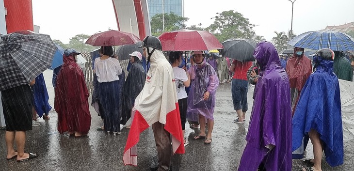 Kỳ thi tốt nghiệp THPT 2022: Hàng vạn sĩ tử gặp khó vì nhiều tuyến đường ngập lụt - Ảnh 19.