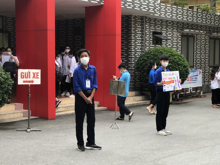 Kỳ thi tốt nghiệp THPT 2022: Hàng vạn sĩ tử gặp khó vì nhiều tuyến đường ngập lụt - Ảnh 2.