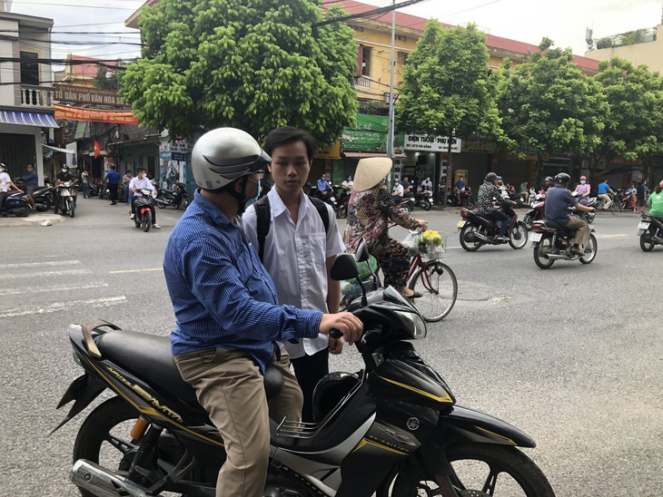 Kỳ thi tốt nghiệp THPT 2022: Hàng vạn sĩ tử gặp khó vì nhiều tuyến đường ngập lụt - Ảnh 3.