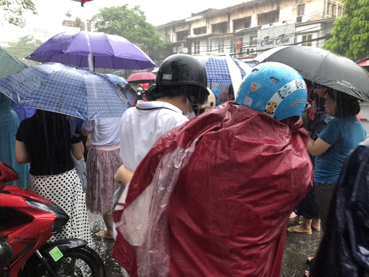 Kỳ thi tốt nghiệp THPT 2022: Hàng vạn sĩ tử gặp khó vì nhiều tuyến đường ngập lụt - Ảnh 18.