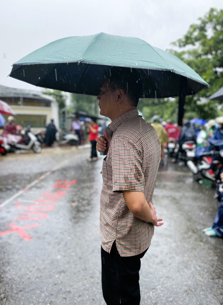 Kỳ thi tốt nghiệp THPT 2022: Hàng vạn sĩ tử gặp khó vì nhiều tuyến đường ngập lụt - Ảnh 11.