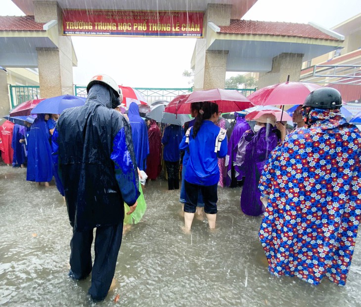 Kỳ thi tốt nghiệp THPT 2022: Hàng vạn sĩ tử gặp khó vì nhiều tuyến đường ngập lụt - Ảnh 12.