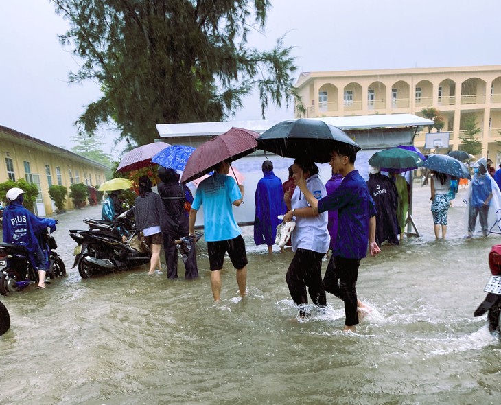 Kỳ thi tốt nghiệp THPT 2022: Hàng vạn sĩ tử gặp khó vì nhiều tuyến đường ngập lụt - Ảnh 13.