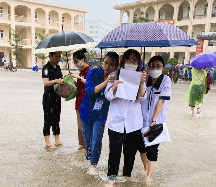 Kỳ thi tốt nghiệp THPT 2022: Hàng vạn sĩ tử gặp khó vì nhiều tuyến đường ngập lụt - Ảnh 14.