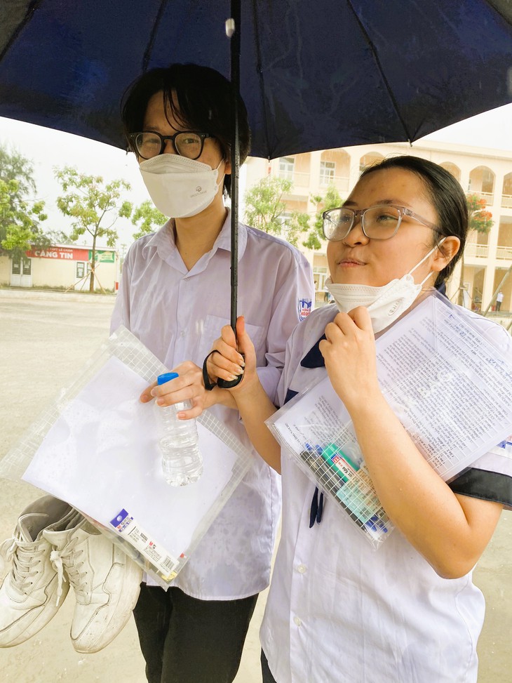 Kỳ thi tốt nghiệp THPT 2022: Hàng vạn sĩ tử gặp khó vì nhiều tuyến đường ngập lụt - Ảnh 15.