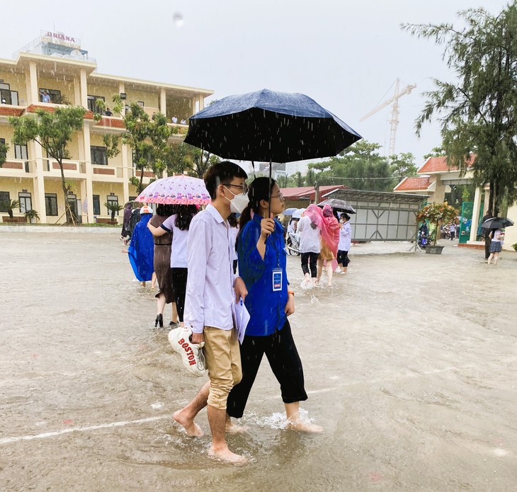 Kỳ thi tốt nghiệp THPT 2022: Hàng vạn sĩ tử gặp khó vì nhiều tuyến đường ngập lụt - Ảnh 16.