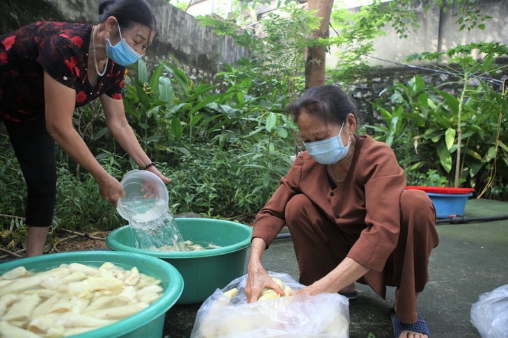 Hàng nghìn suất cơm ấm áp nghĩa tình tiếp sức sĩ tử thi tốt nghiệp THPT 2022 - Ảnh 2.