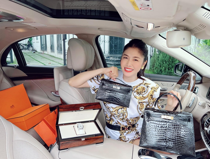 'Bóc giá' quà sinh nhật đắt đỏ, 'sương sương' hơn 5 tỷ đồng Đăng Khôi tặng bà xã Thủy Anh - Ảnh 3. 'Bóc giá' quà sinh nhật đắt đỏ, 'sương sương' hơn 5 tỷ đồng Đăng Khôi tặng bà xã Thủy Anh - Ảnh 3.