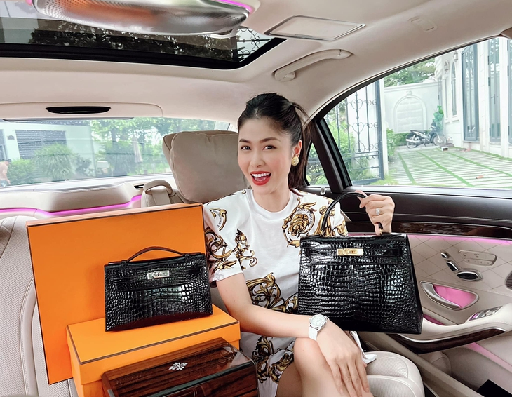 'Bóc giá' quà sinh nhật đắt đỏ, 'sương sương' hơn 5 tỷ đồng Đăng Khôi tặng bà xã Thủy Anh - Ảnh 4. 'Bóc giá' quà sinh nhật đắt đỏ, 'sương sương' hơn 5 tỷ đồng Đăng Khôi tặng bà xã Thủy Anh - Ảnh 4.