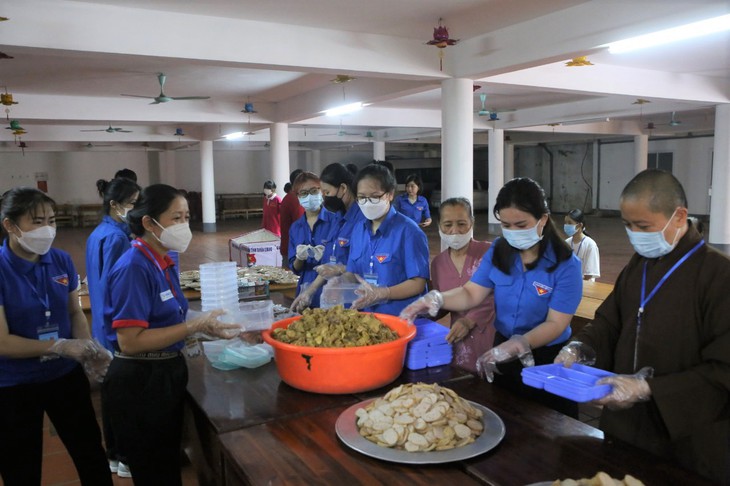 Hàng nghìn suất cơm ấm áp nghĩa tình tiếp sức sĩ tử thi tốt nghiệp THPT 2022 - Ảnh 4.