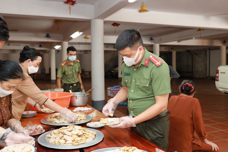 Hàng nghìn suất cơm ấm áp nghĩa tình tiếp sức sĩ tử thi tốt nghiệp THPT 2022 - Ảnh 5.