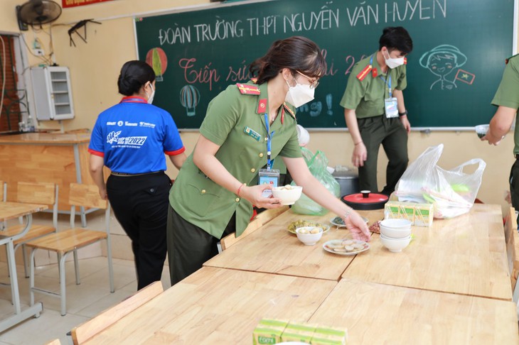 Hàng nghìn suất cơm ấm áp nghĩa tình tiếp sức sĩ tử thi tốt nghiệp THPT 2022 - Ảnh 7.