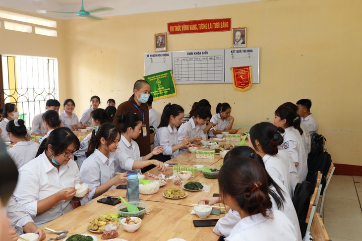 Hàng nghìn suất cơm ấm áp nghĩa tình tiếp sức sĩ tử thi tốt nghiệp THPT 2022 - Ảnh 9.