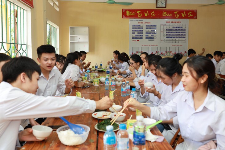 Hàng nghìn suất cơm ấm áp nghĩa tình tiếp sức sĩ tử thi tốt nghiệp THPT 2022 - Ảnh 10.