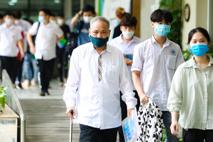 Thí sinh 82 tuổi thi tốt nghiệp THPT vì muốn trở lại làm nghề Đông y - Ảnh 2. Thí sinh 82 tuổi thi tốt nghiệp THPT vì muốn trở lại làm nghề Đông y - Ảnh 2.
