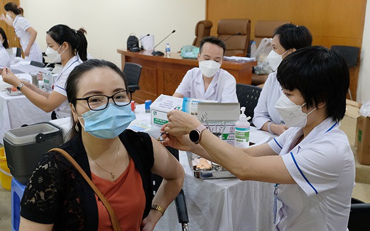 Lần thứ 4 trong tuần, Bộ Y tế điểm tên hàng chục tỉnh tiêm vaccine COVID-19 mũi 3, mũi 4 chậm