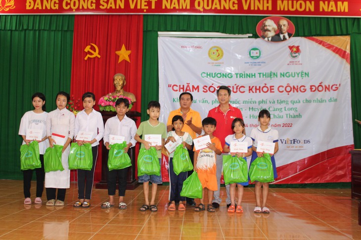 Trà Vinh: Khám bệnh, phát thuốc, tặng quà cho hơn 400 người dân nghèo - Ảnh 2.