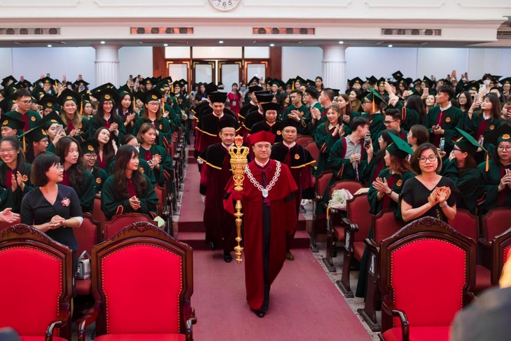 Tại sao hiệu trưởng đại học dùng quyền trượng trong lễ tốt nghiệp? - Ảnh 1. Tại sao hiệu trưởng đại học dùng quyền trượng trong lễ tốt nghiệp? - Ảnh 1.