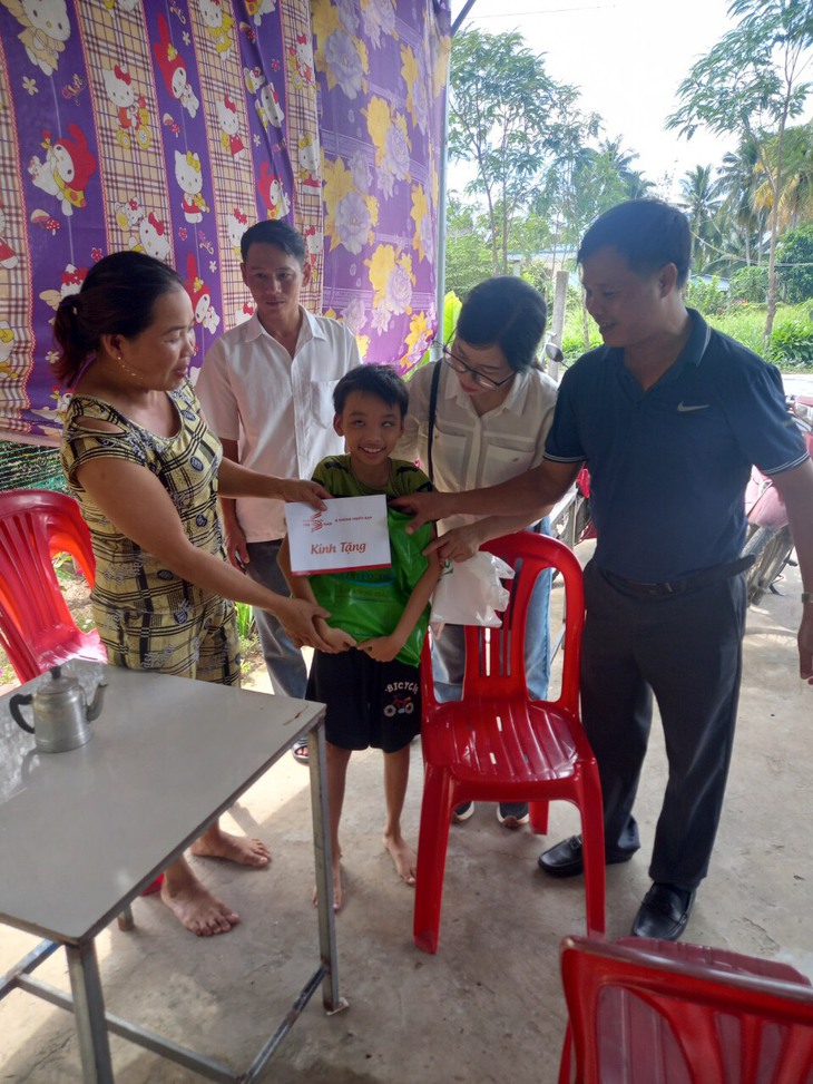 Trà Vinh: Khám bệnh, phát thuốc, tặng quà cho hơn 400 người dân nghèo - Ảnh 3.