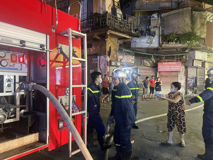 Hà Nội: Cháy nhà trong ngõ sâu, lực lượng chức năng nối gần 2km ống nước để dập tắt vụ hỏa hoạn - Ảnh 5. Hà Nội: Cháy nhà trong ngõ sâu, lực lượng chức năng nối gần 2km ống nước để dập tắt vụ hỏa hoạn - Ảnh 5.