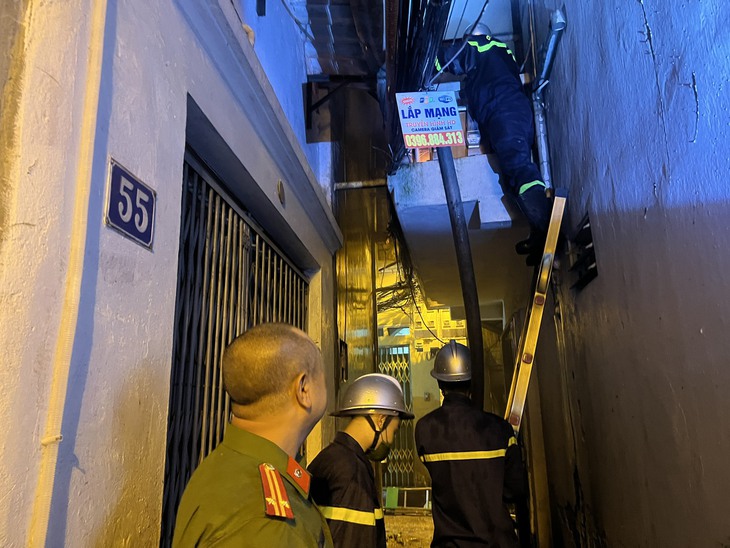 Hà Nội: Cháy nhà trong ngõ sâu, lực lượng chức năng nối gần 2km ống nước để dập tắt vụ hỏa hoạn - Ảnh 2. Hà Nội: Cháy nhà trong ngõ sâu, lực lượng chức năng nối gần 2km ống nước để dập tắt vụ hỏa hoạn - Ảnh 2.