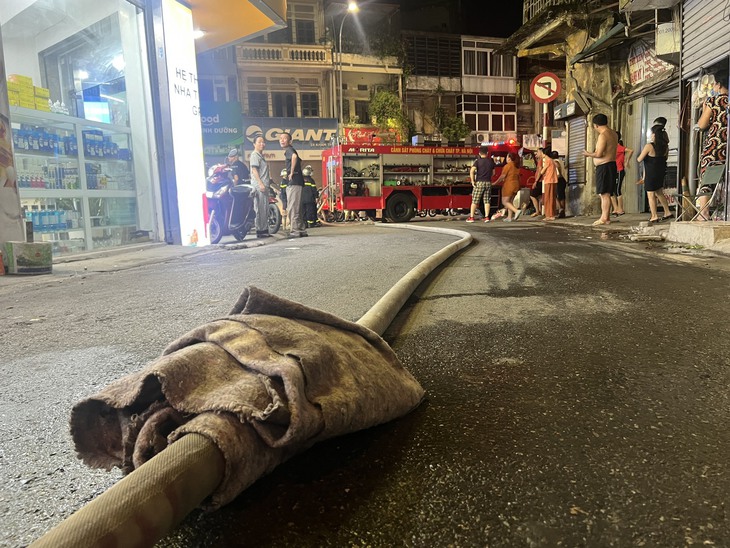 Hà Nội: Cháy nhà trong ngõ sâu, lực lượng chức năng nối gần 2km ống nước để dập tắt vụ hỏa hoạn - Ảnh 4. Hà Nội: Cháy nhà trong ngõ sâu, lực lượng chức năng nối gần 2km ống nước để dập tắt vụ hỏa hoạn - Ảnh 4.