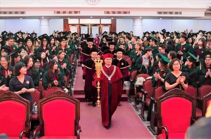 Đại học Quốc gia Hà Nội lên tiếng về bộ lễ phục tốt nghiệp 'đậm chất hoàng gia' - Ảnh 2.