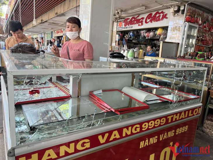 Nhiều người dân trả lại vàng tên cướp tiệm vàng ở Huế vứt ra đường - Ảnh 5.