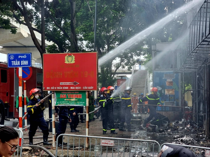 Một buổi sáng, Hà Nội xảy ra 2 vụ cháy lớn - Ảnh 3.