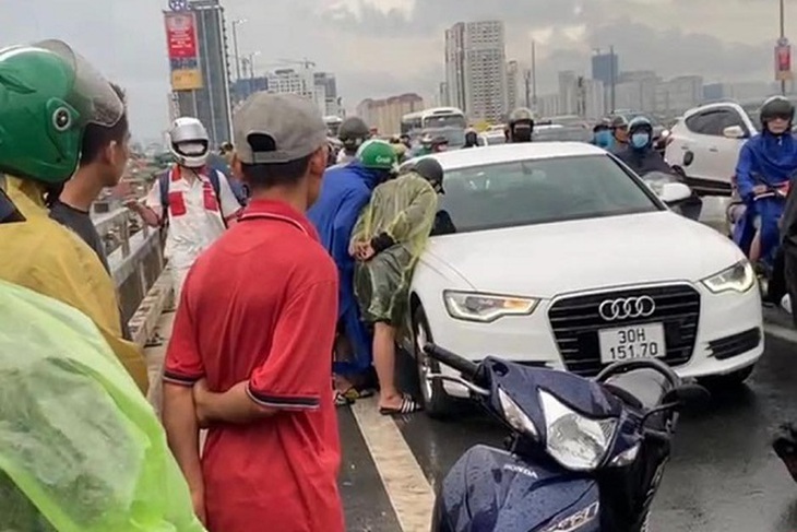 Nghi vấn người đàn ông nhảy cầu bỏ lại xe sang Audi trên cầu Nhật Tân - Ảnh 1. Nghi vấn người đàn ông nhảy cầu bỏ lại xe sang Audi trên cầu Nhật Tân - Ảnh 1.