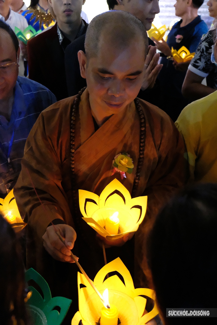 Ý nghĩa Hoa đăng trong ngày lễ Vu Lan  - Ảnh 1.