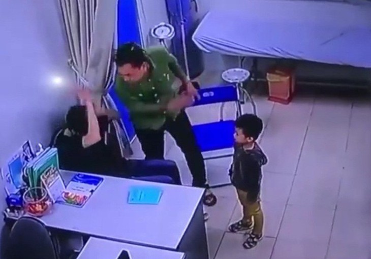 Hệ lụy từ những vụ hành hung bác sĩ trong lúc cứu người: Cần có biện pháp mạnh để bác sĩ không phải đối mặt với hiểm nguy - Ảnh 4. Hệ lụy từ những vụ hành hung bác sĩ trong lúc cứu người: Cần có biện pháp mạnh để bác sĩ không phải đối mặt với hiểm nguy - Ảnh 4.