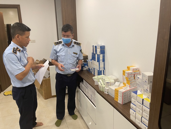 Đội QLTT số 1, Cục QLTT thành phố Hà Nội kiểm tra địa điểm có dấu hiệu vi phạm. Ảnh: QLTT