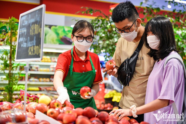 Bị hàng ngoại đánh bật, trái cây Việt dạt trôi ra vỉa hè, đi bán rong - Ảnh 1. Bị hàng ngoại đánh bật, trái cây Việt dạt trôi ra vỉa hè, đi bán rong - Ảnh 1.