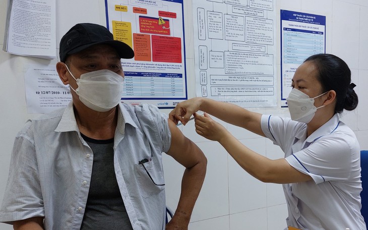 Người dân đổ xô đi tiêm, vaccine cúm A khan hiếm