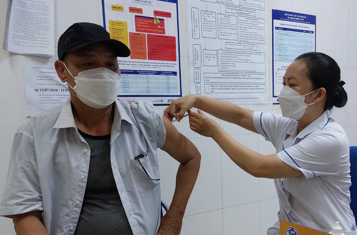 Người dân đổ xô đi tiêm, vaccine cúm A khan hiếm - Ảnh 1.