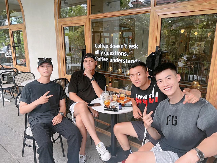 Vẻ điển trai hào hoa ngoài đời thực của 'Đại úy Hào' Tô Dũng phim 'Đấu trí' - Ảnh 3. Vẻ điển trai hào hoa ngoài đời thực của 'Đại úy Hào' Tô Dũng phim 'Đấu trí' - Ảnh 3.
